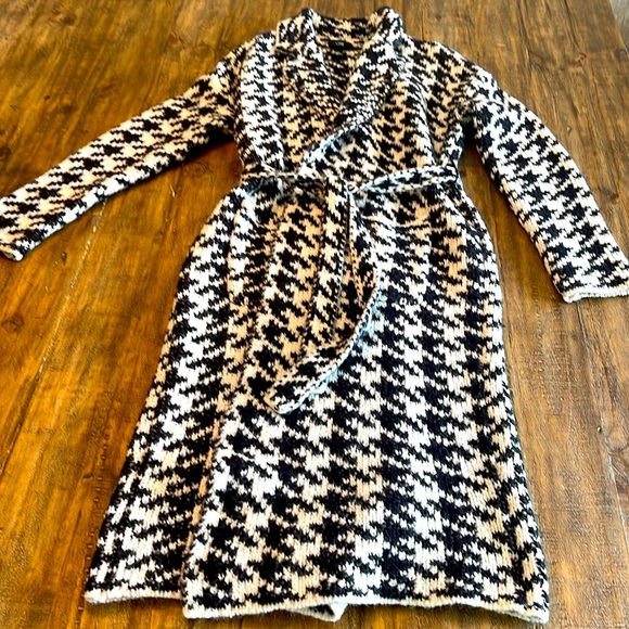 Long Alpaca Cardigan Coat in Black and White Houndstooth with tie closure - Picture 3 of 5